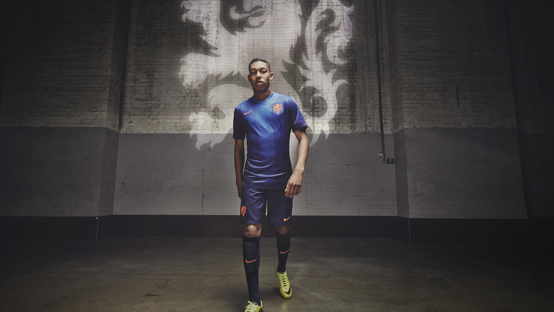 世界杯“长传冲吊”与“地面渗透”两种风格正面碰撞